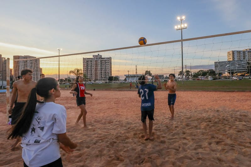 CEB IPes entrega nova iluminação de quadra de areia ao lado do Rorizão, em Samambaia
